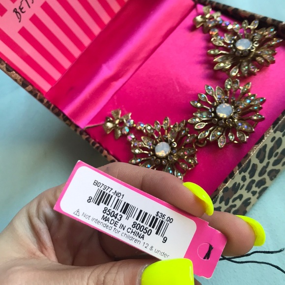 Betsey Johnson necklace - Picture 7 of 7